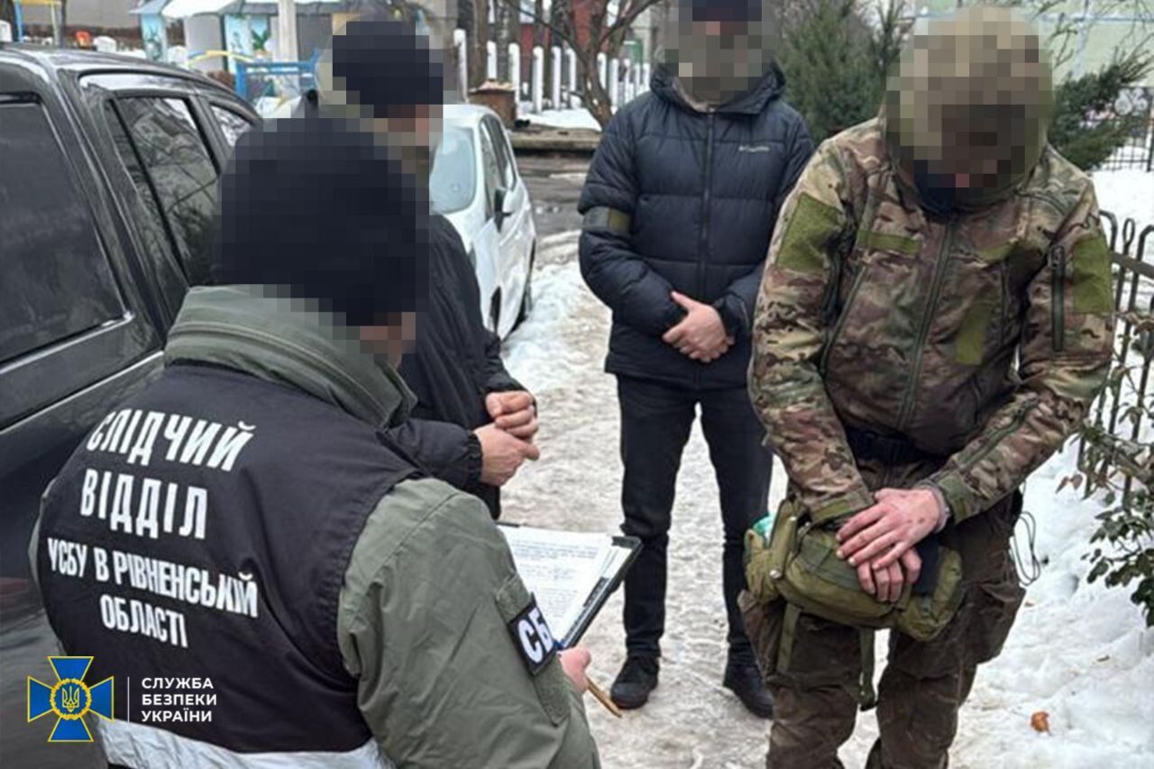 Агента РФ поймали во время закладки бомбы: СБУ предотвратила новый теракт в центре Ривного. Фото