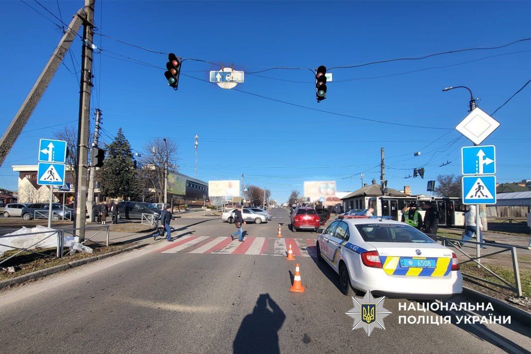 Ехала на красный: в Черкассах водитель сбила двух детей на пешеходном переходе. Фото