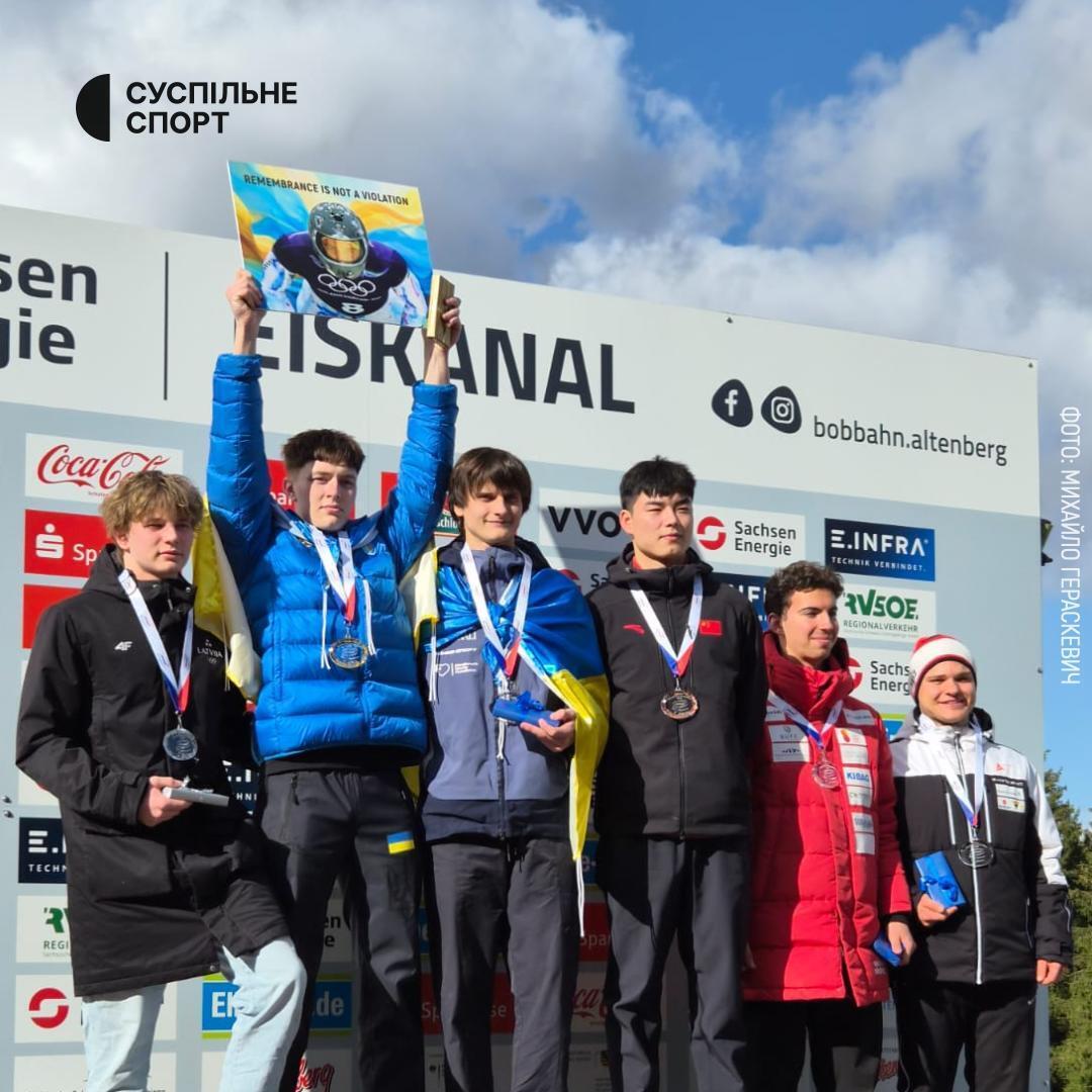 Україна вперше в історії виграла чемпіонат світу зі скелетону і влаштувала протест на церемонії нагородження. Фотофакт