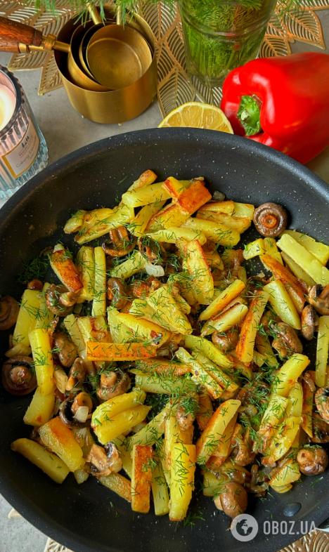 Як смачно приготувати смажену картоплю на обід: з грибами і цибулею