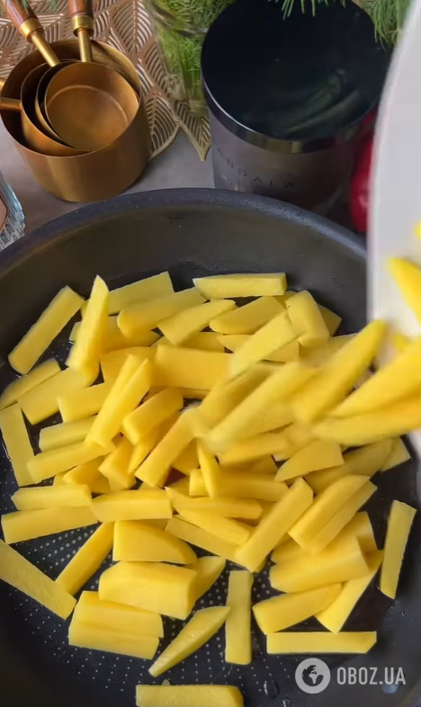 Як смачно приготувати смажену картоплю на обід: з грибами і цибулею