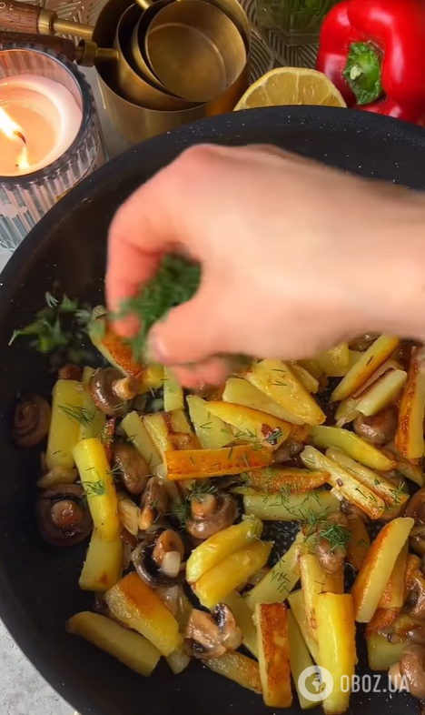 Як смачно приготувати смажену картоплю на обід: з грибами і цибулею