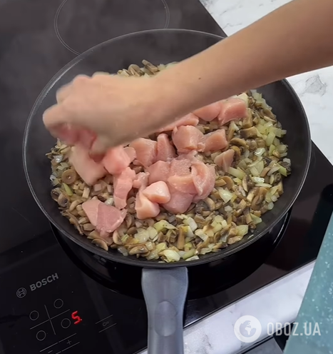 Найсмачніший домашній жульєн з куркою та грибами: як приготувати