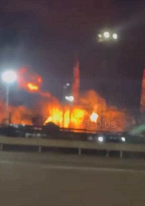 Піднявся дим: у російському Тихорецьку атаковано нафтобазу. Фото і відео