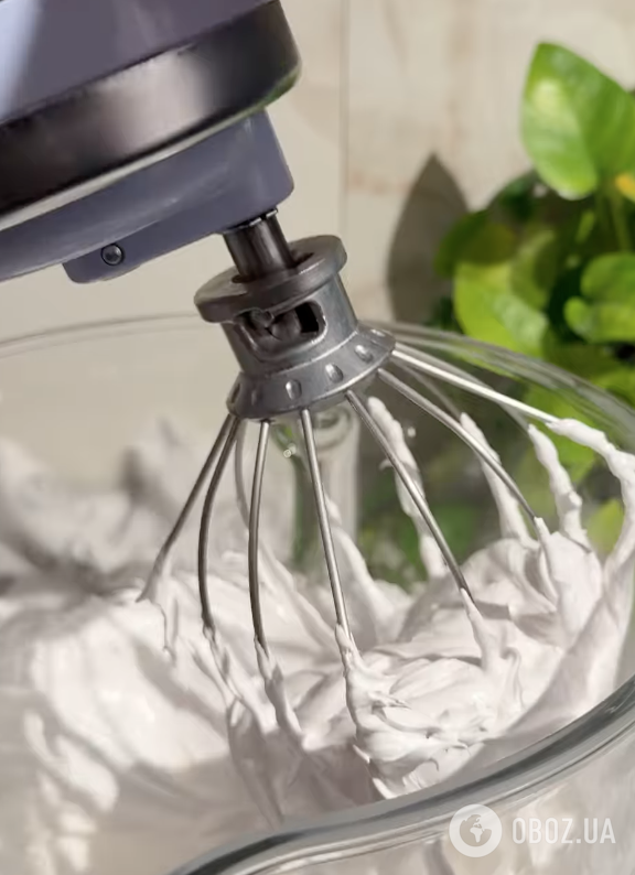 Самая удачная белковая глазурь для паски, которая не будет трескаться: готовится 2 минуты