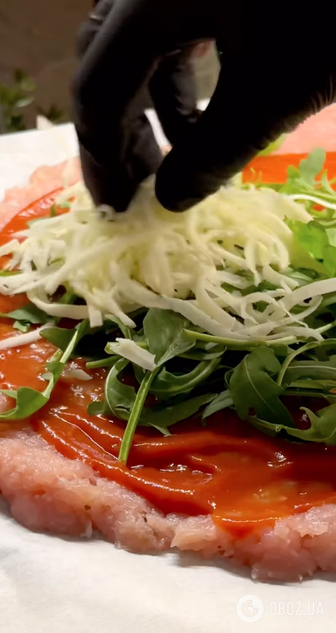 Смачніше, ніж котлети: кальцоне з фаршу з начинкою із сиру та зелені