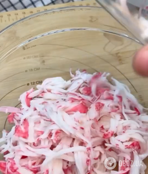 Вкусный крабовый рулет для пасхального стола: рецепт самой вкусной закуски за считанные минуты