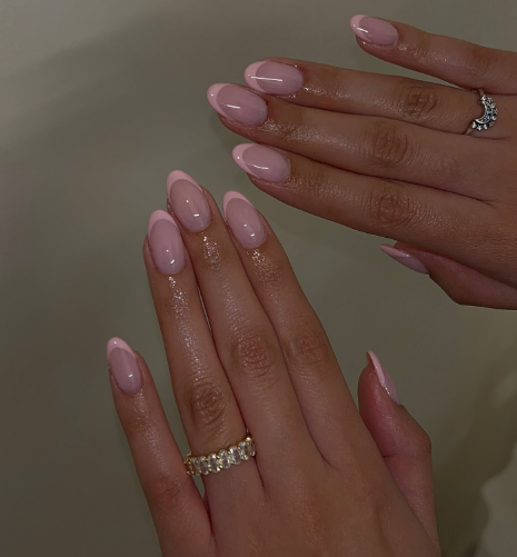 Будет популярен еще и летом: назван трендовый цвет маникюра