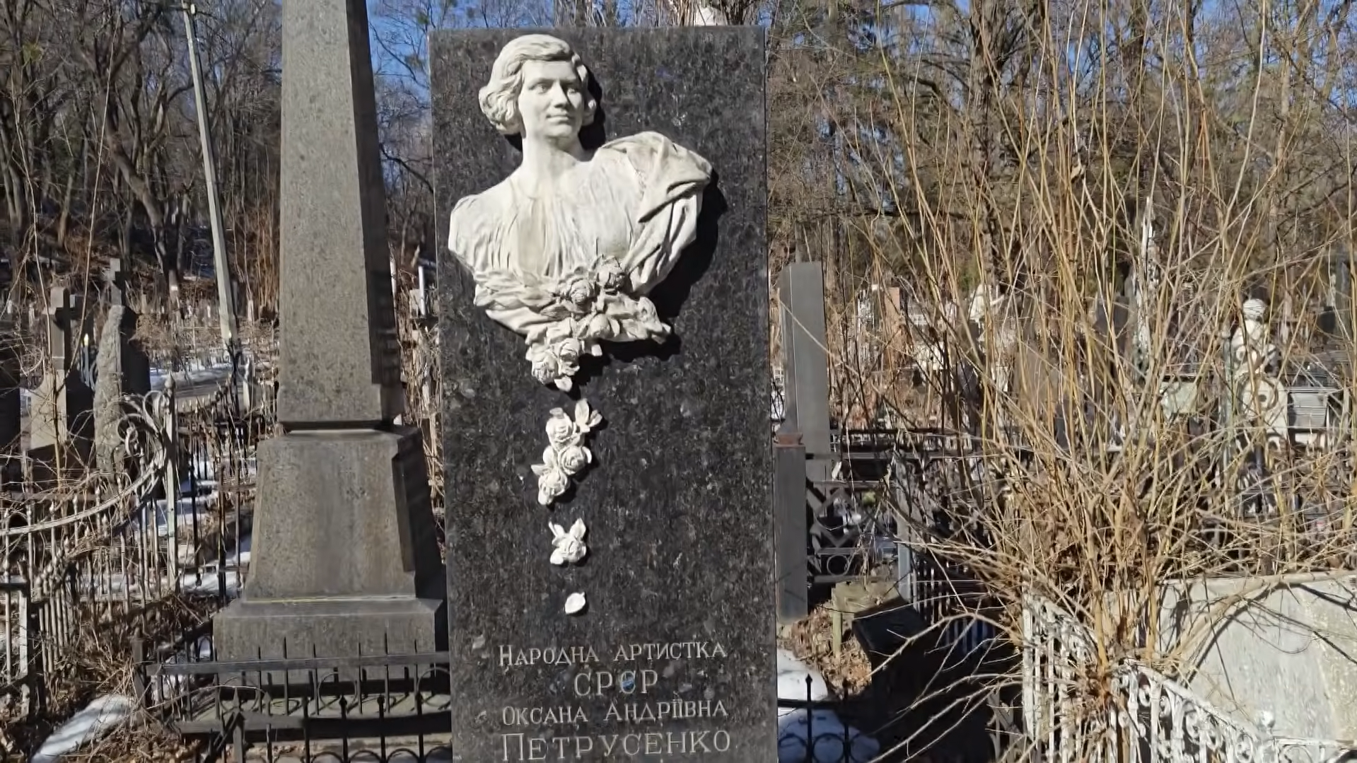 Її отруїли на 8 день після народження сина: який вигляд має занедбана могила однієї з найкращих співачок в українській історії