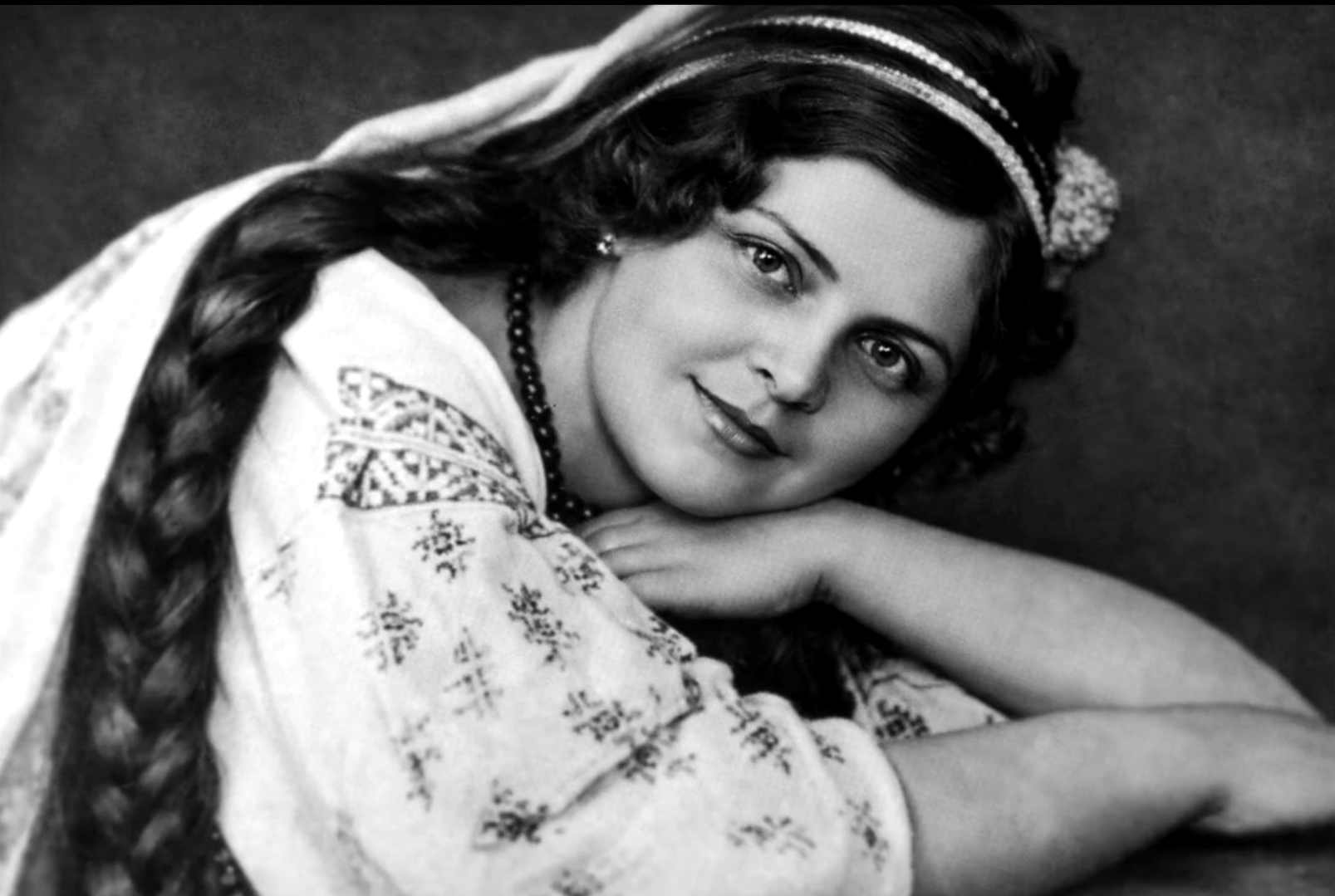 Її отруїли на 8 день після народження сина: який вигляд має занедбана могила однієї з найкращих співачок в українській історії