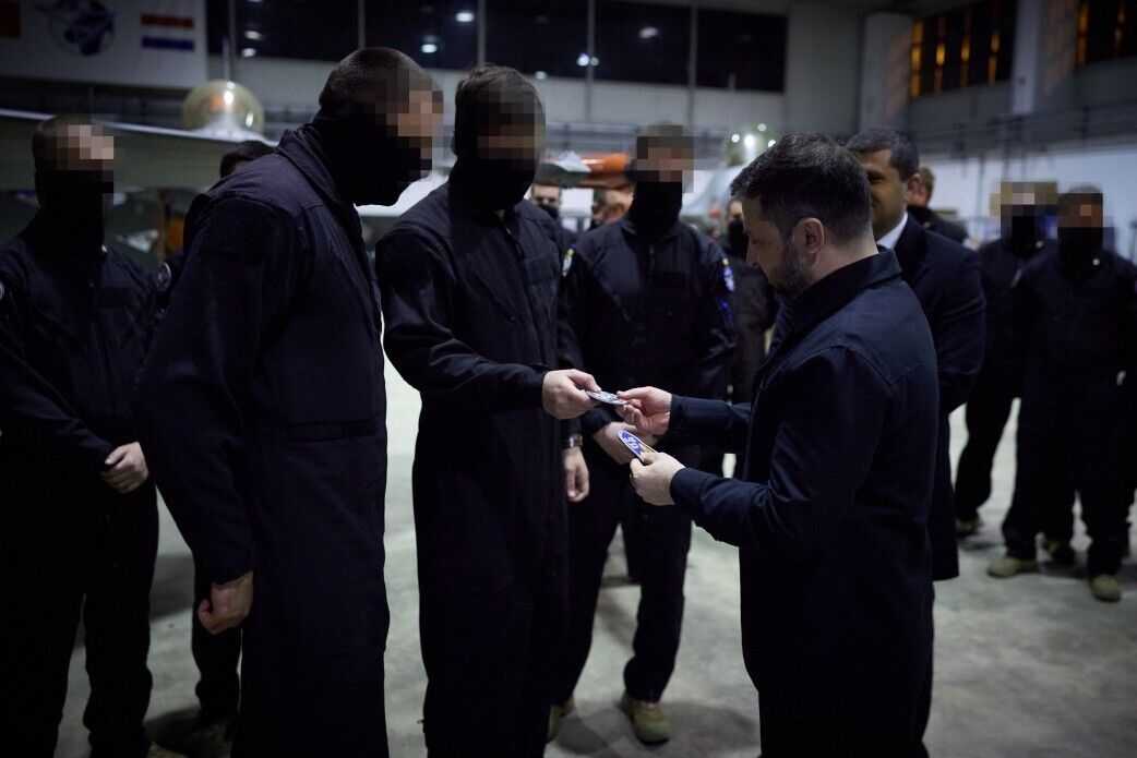 "Працюємо для захисту неба": Зеленський зустрівся з українськими пілотами, які опановують F-16. Фото, відео