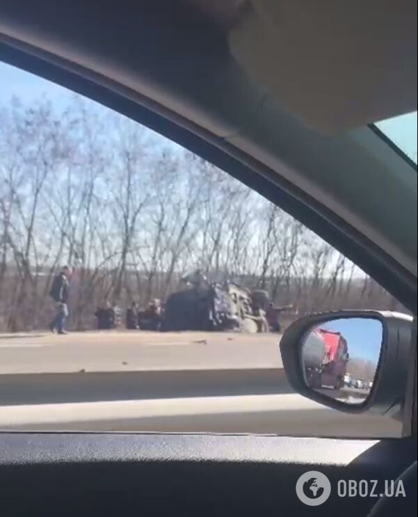 На Київщині легковик протаранив відбійник та перекинувся: після удару у авто повідлітали колеса. Відео та подробиці