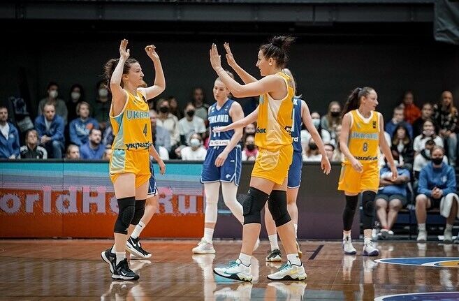 "До кінця життя буду за Україну": наша суддя в Болгарії розповіла про сюрприз для збірної, ставлення болгар до війни і пам'ятників РФ і чоловіка-футболіста