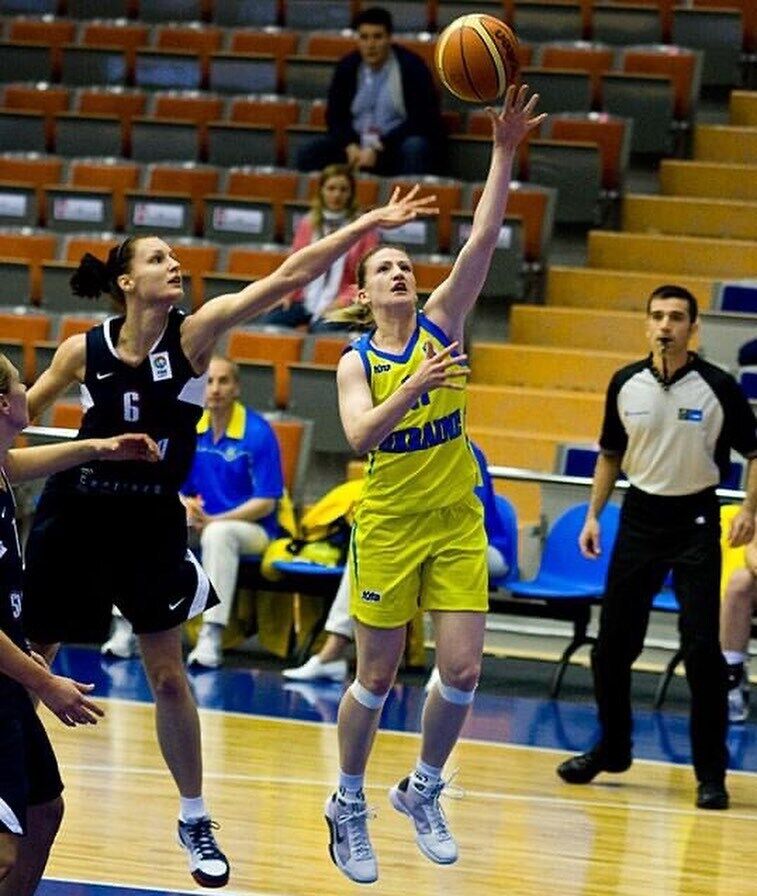 "До кінця життя буду за Україну": наша суддя в Болгарії розповіла про сюрприз для збірної, ставлення болгар до війни і пам'ятників РФ і чоловіка-футболіста