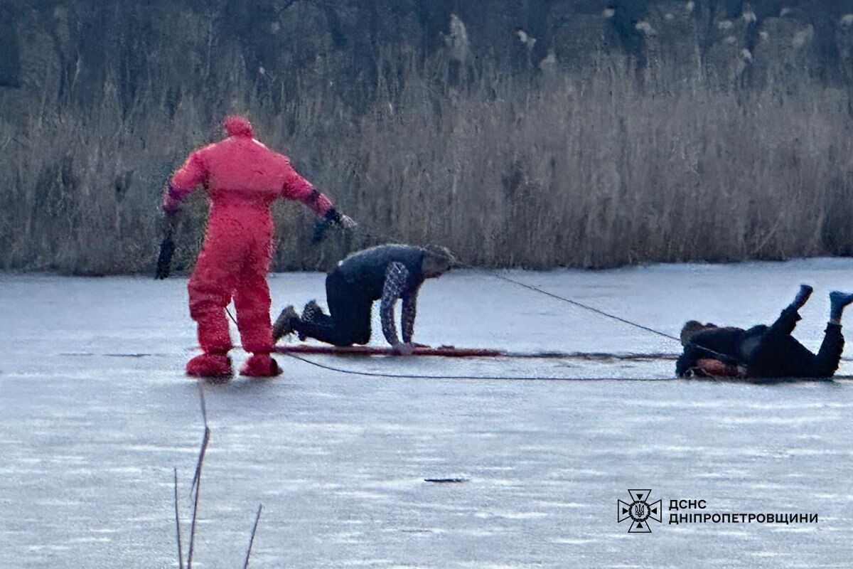 Був за 30 метрів від берега: у Кривому Розі чоловік провалився під лід і ледь не загинув. Фото