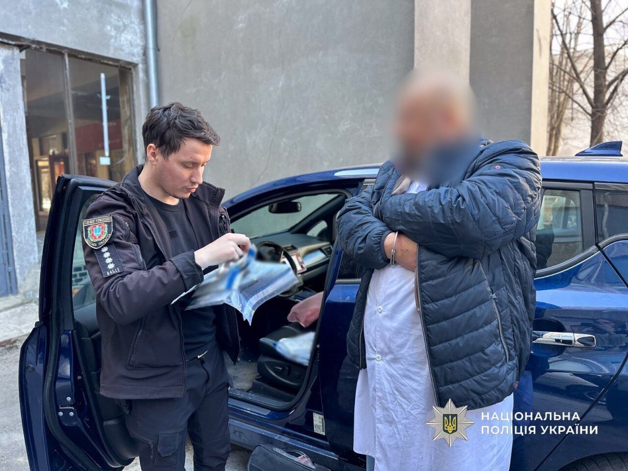 Хотел нажиться на больном пациенте: в Одессе полицейские разоблачили и задержали врача-офтальмолога. Фото