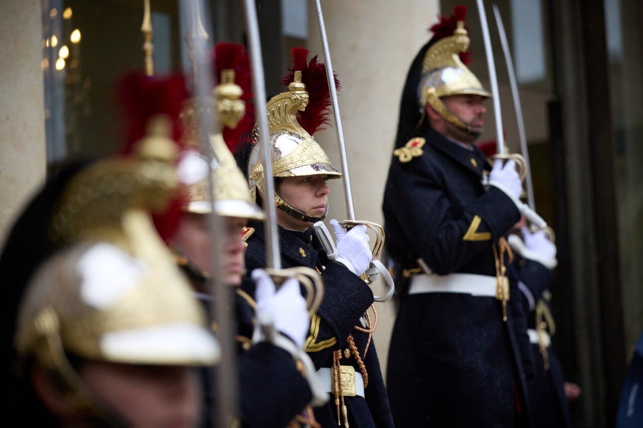Оборонная помощь, санкции против РФ и не только: Зеленский в Париже обсудил с Макроном ряд вопросов. Фото, видео и все подробности