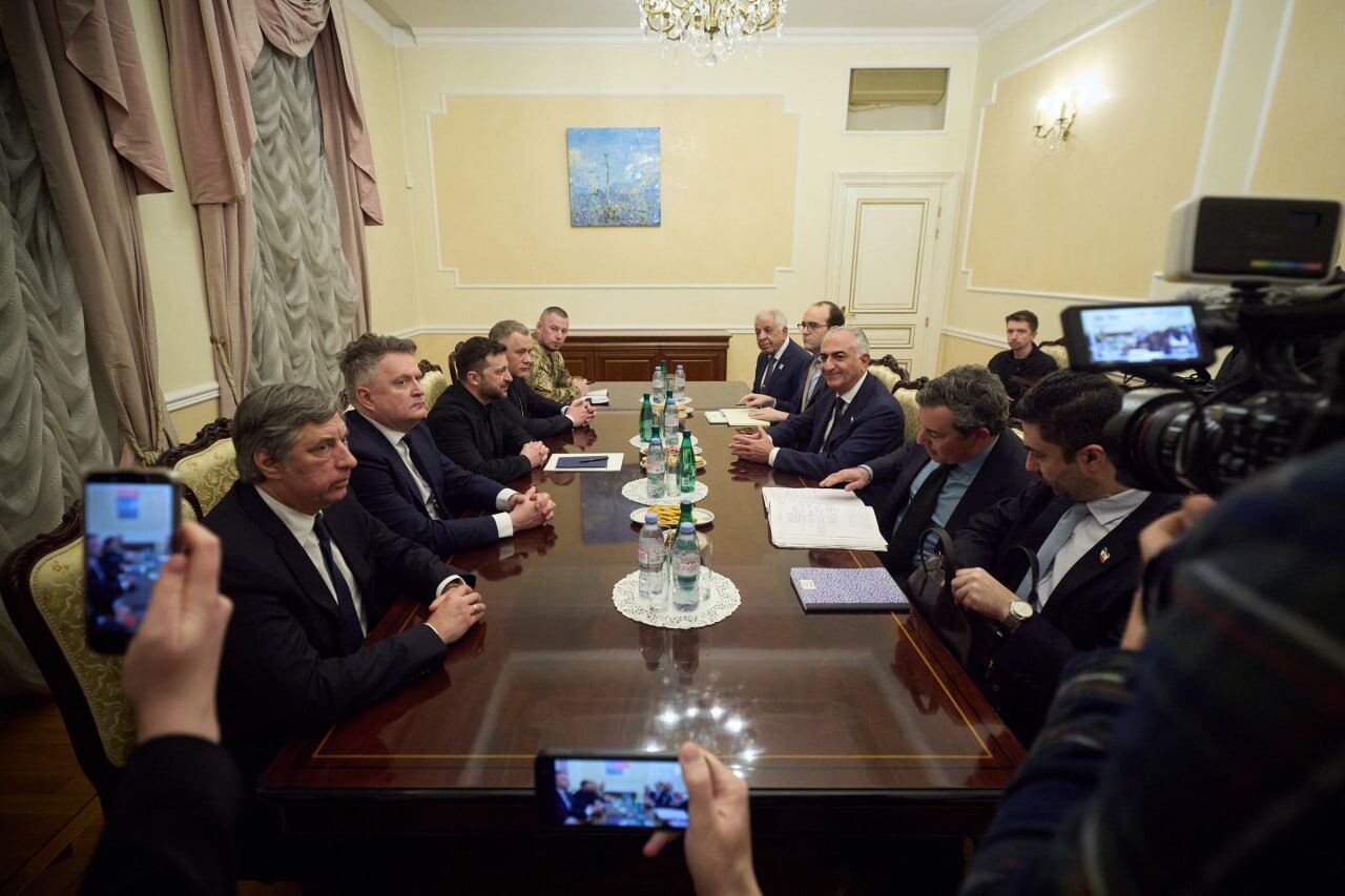 "Україна дійсно хоче побачити вільний Іран": Зеленський зустрівся зі спадкоємним принцом Резою Пахлаві. Фото