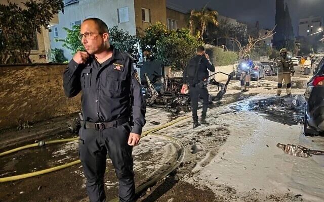 Иран атаковал Израиль баллистикой с кассетным боезарядом: в городах фиксируют пожары. Фото и видео