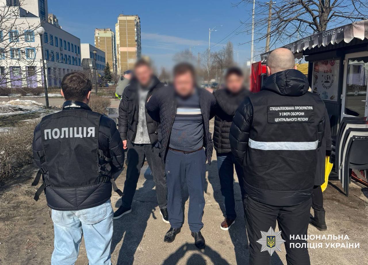 Обіцяв ухилянту виїзд за кордон у статусі священника: у Києві затримали зловмисника. Фото