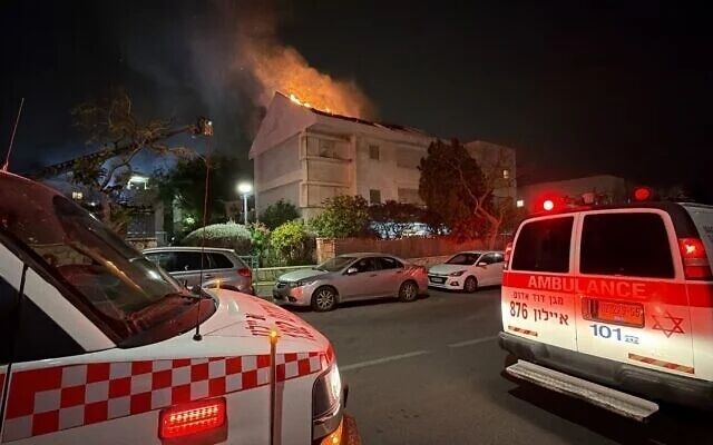 Иран атаковал Израиль баллистикой с кассетным боезарядом: в городах фиксируют пожары. Фото и видео