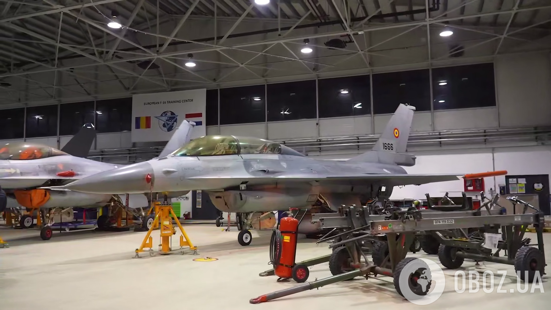 "Працюємо для захисту неба": Зеленський зустрівся з українськими пілотами, які опановують F-16. Фото, відео