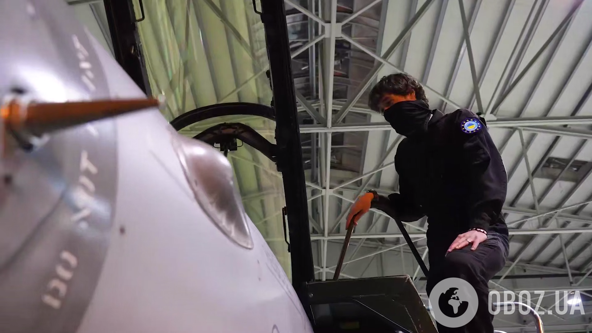 "Працюємо для захисту неба": Зеленський зустрівся з українськими пілотами, які опановують F-16. Фото, відео