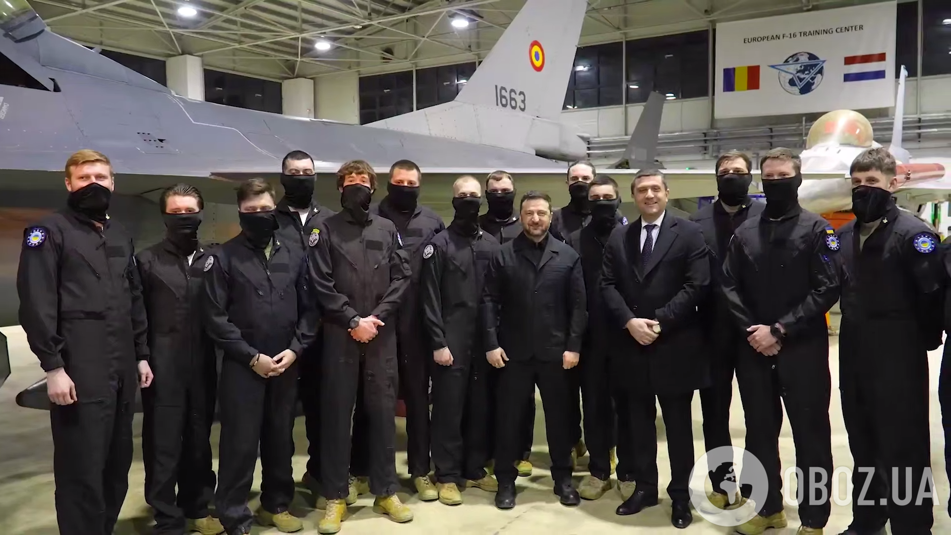 "Працюємо для захисту неба": Зеленський зустрівся з українськими пілотами, які опановують F-16. Фото, відео