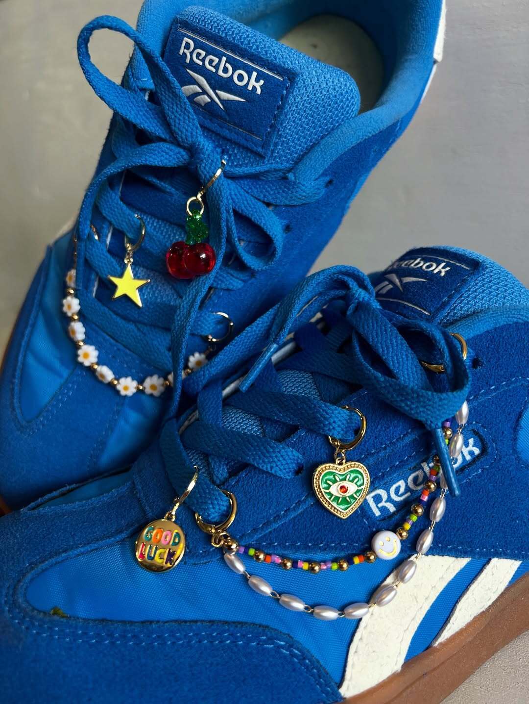 Не на шее: трендовый способ носить украшения, который будет хитом лета 2026