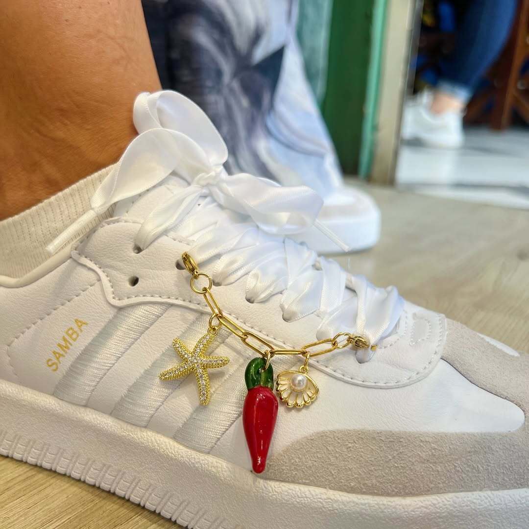 Не на шее: трендовый способ носить украшения, который будет хитом лета 2026