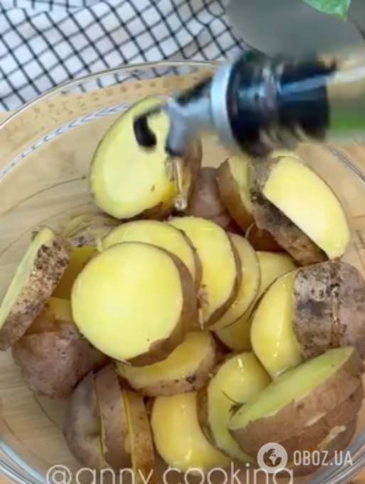 Як із печі: смачна запечена картопля із салом для вечері