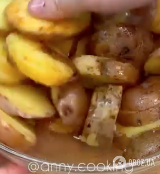 Як із печі: смачна запечена картопля із салом для вечері