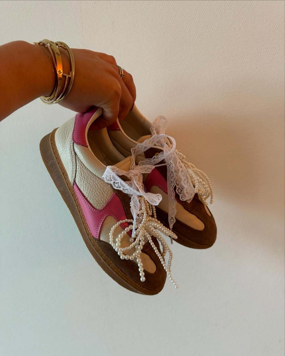 Не на шее: трендовый способ носить украшения, который будет хитом лета 2026