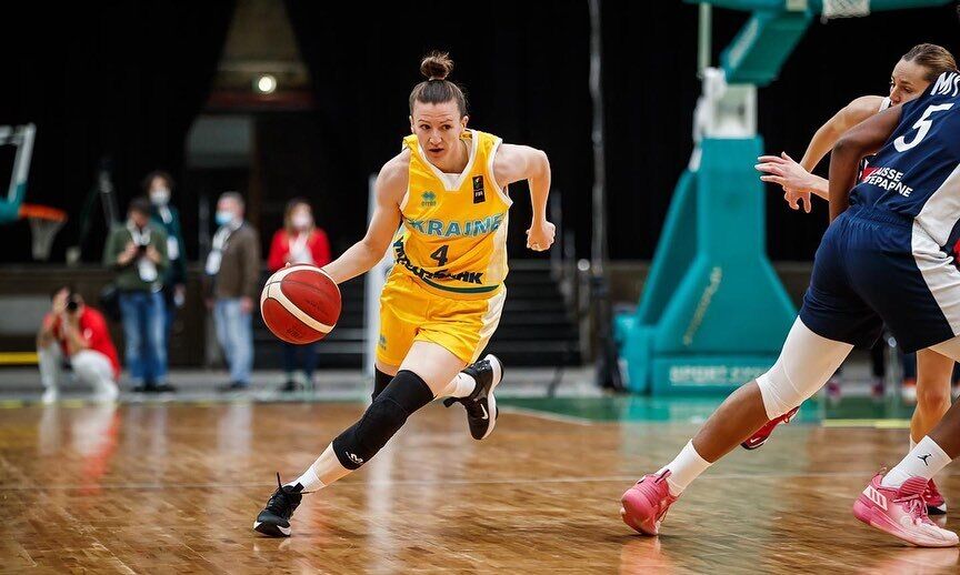 "До кінця життя буду за Україну": наша суддя в Болгарії розповіла про сюрприз для збірної, ставлення болгар до війни і пам'ятників РФ і чоловіка-футболіста