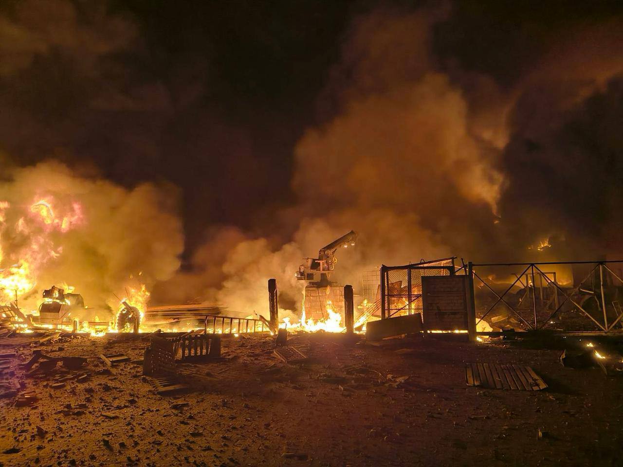 РФ атаковала Киев и пригород баллистикой: вспыхнули пожары, есть погибшие и пострадавшие. Фото