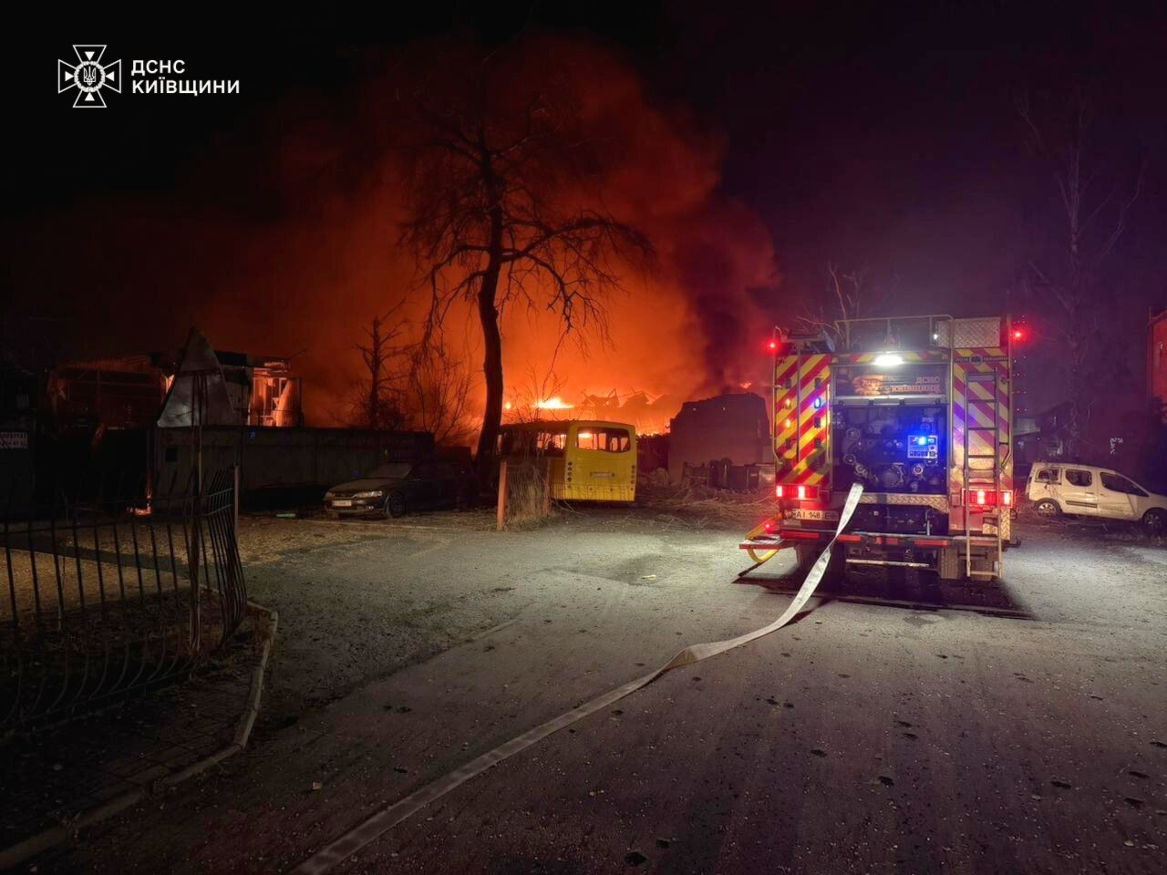 РФ атаковала Киев и пригород баллистикой: вспыхнули пожары, есть погибшие и пострадавшие. Фото