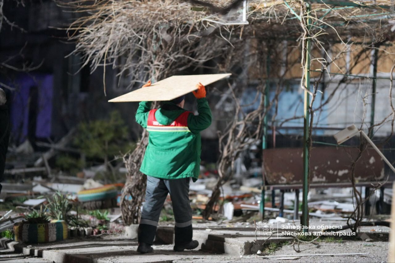 Росія атакувала КАБами житловий квартал Запоріжжя: є руйнування, загиблий і поранені. Фото і відео