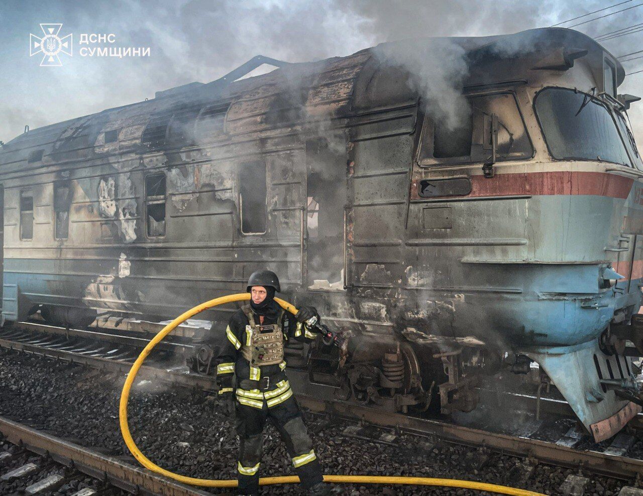 На Сумщині російський БпЛА вдарив по приміському потягу: "Укрзалізниця" тимчасово змінила маршрути. Фото і відео