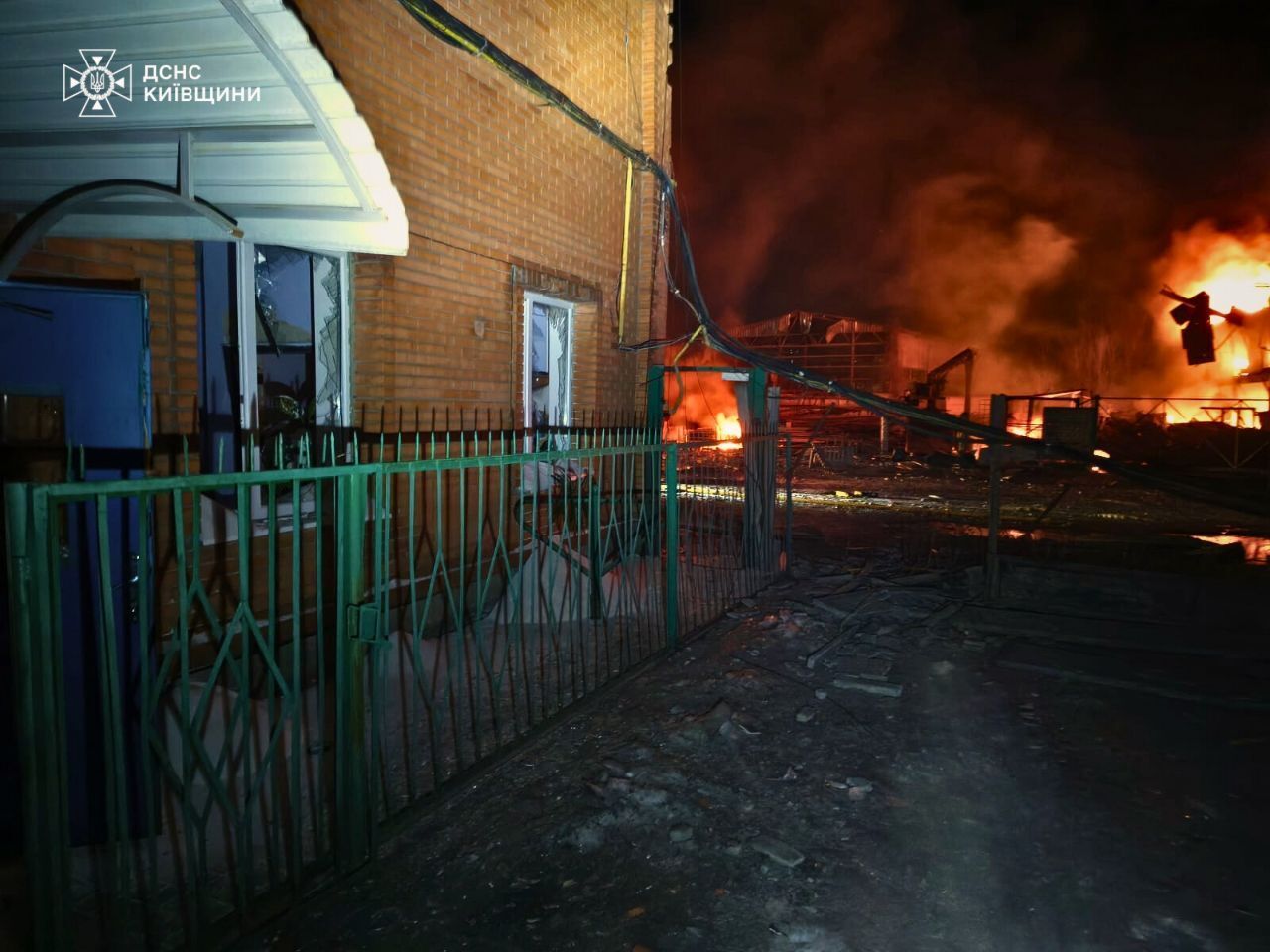 РФ атаковала Киев и пригород баллистикой: вспыхнули пожары, есть погибшие и пострадавшие. Фото