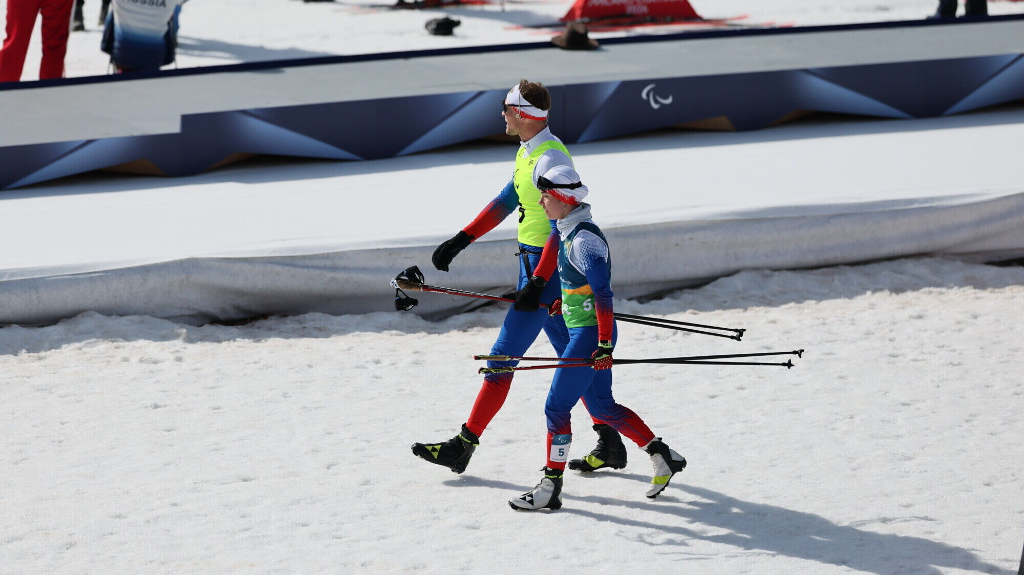 Российским спортсменам на Паралимпиаде-2026 пришлось финишировать под флаг Украины. Видео