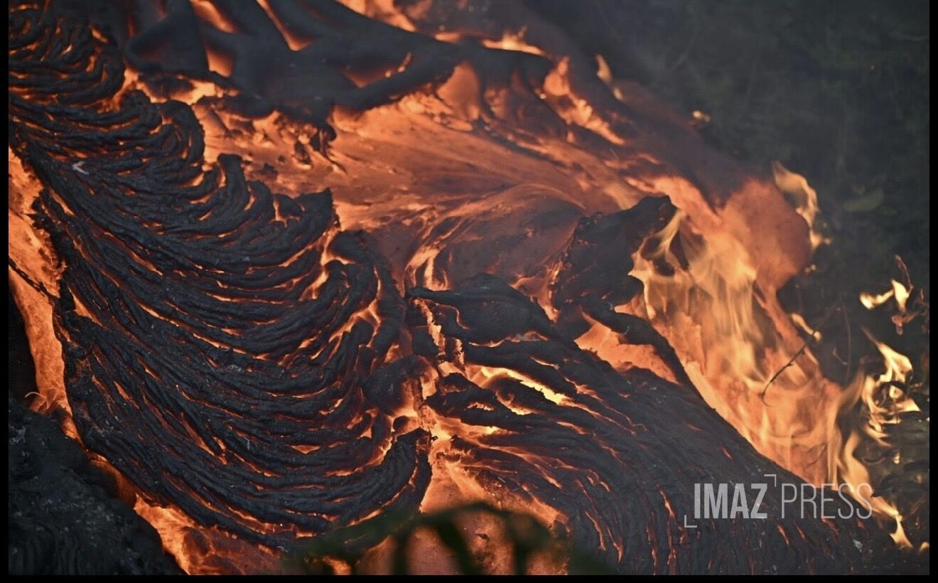 В Индийском океане месяц продолжается извержение вулкана: километровые потоки лавы полностью парализовали движение. Фото и видео