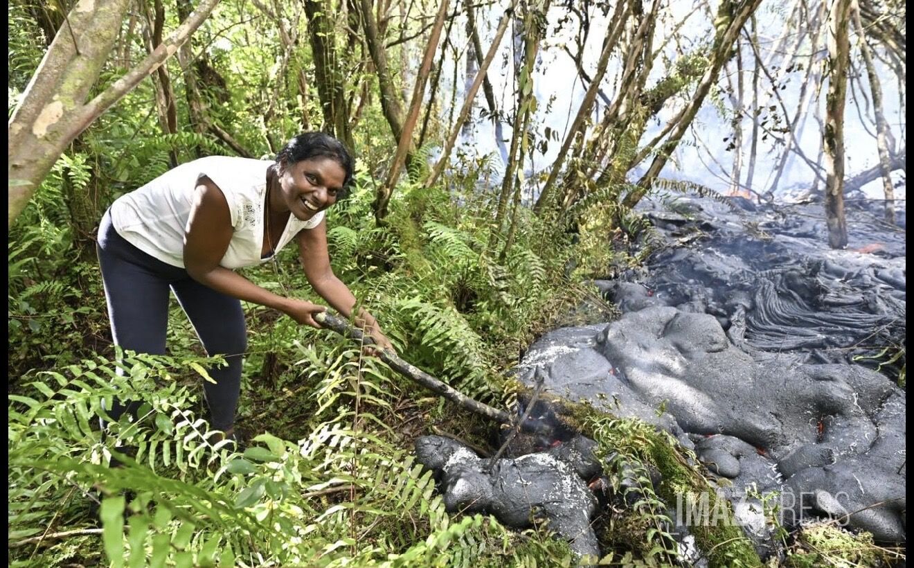 В Индийском океане месяц продолжается извержение вулкана: километровые потоки лавы полностью парализовали движение. Фото и видео