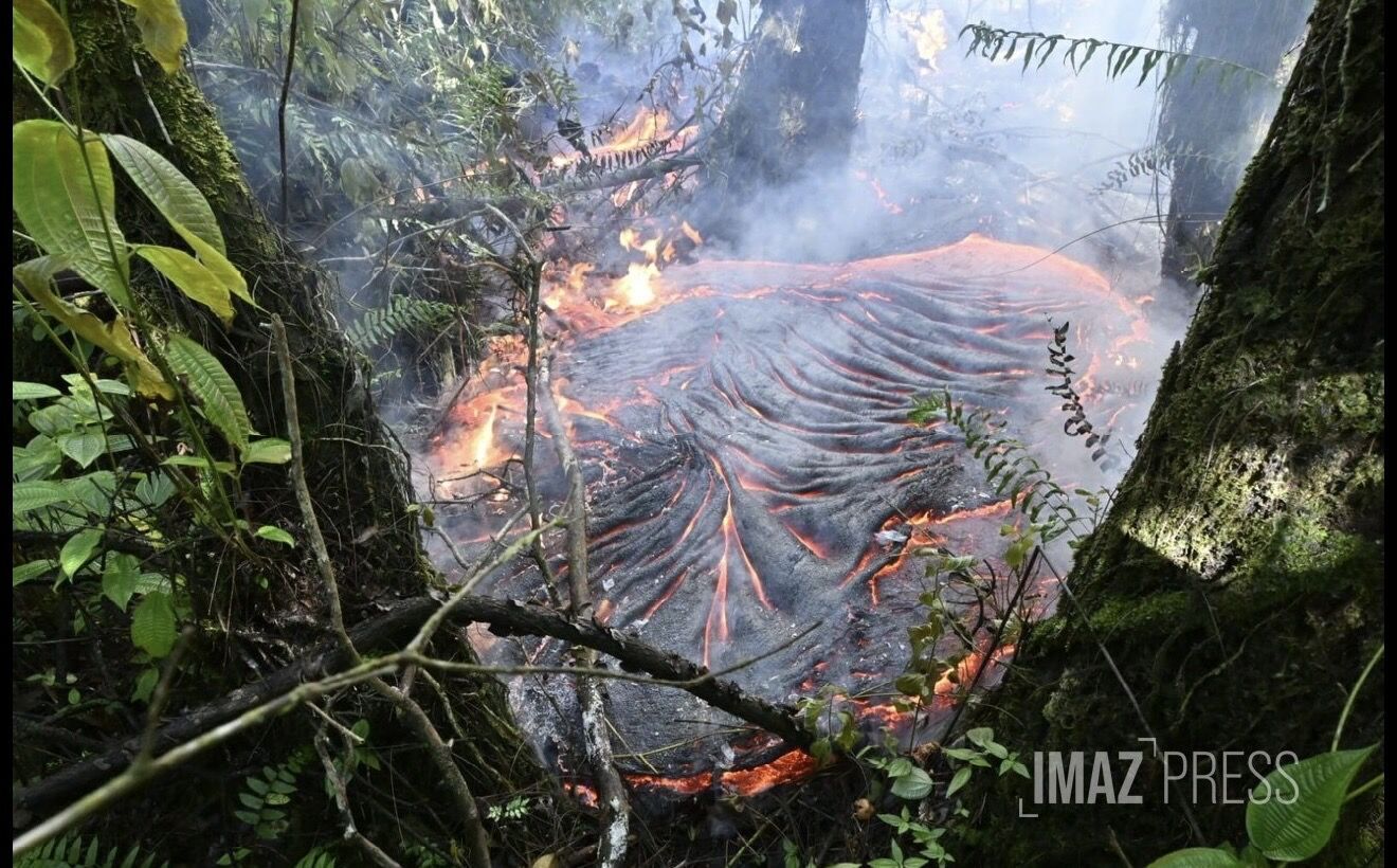 В Индийском океане месяц продолжается извержение вулкана: километровые потоки лавы полностью парализовали движение. Фото и видео