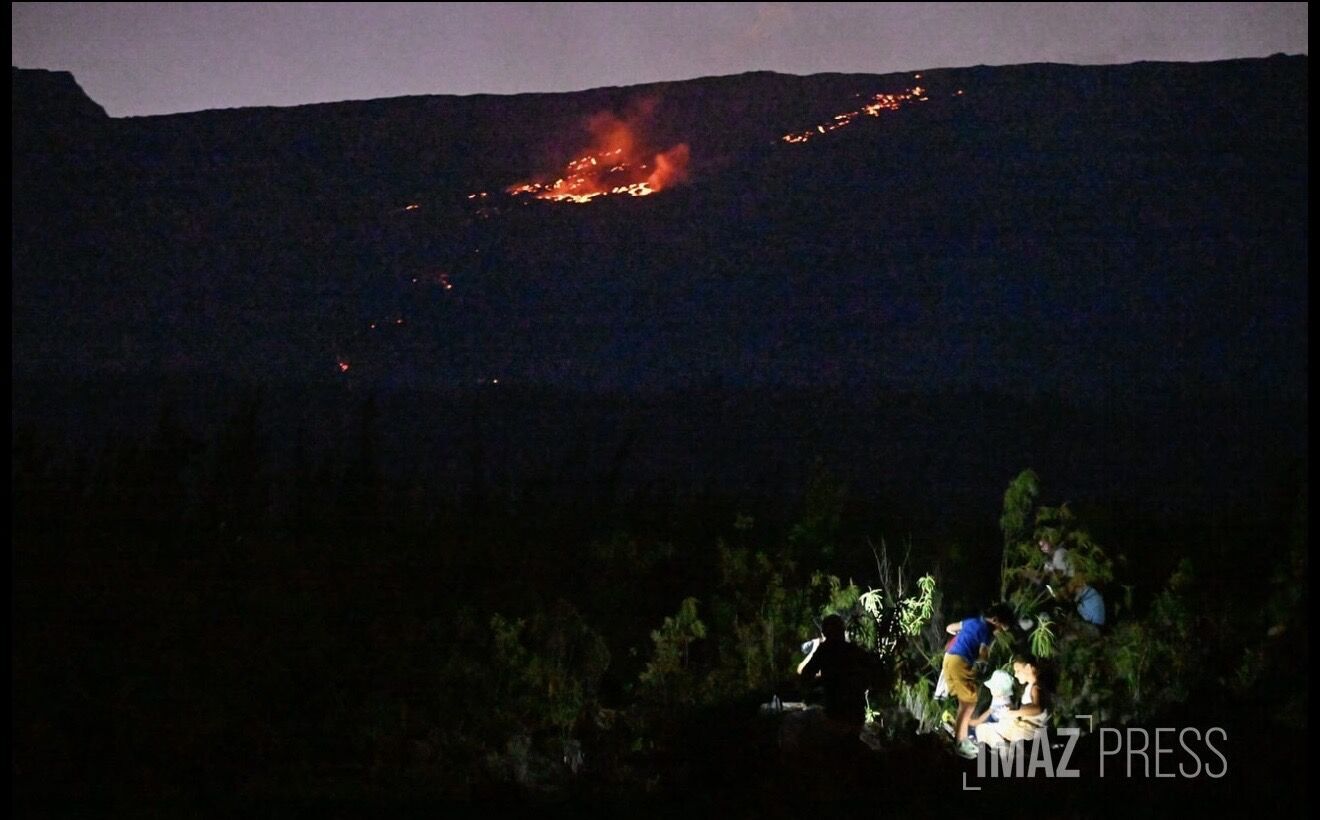 В Индийском океане месяц продолжается извержение вулкана: километровые потоки лавы полностью парализовали движение. Фото и видео