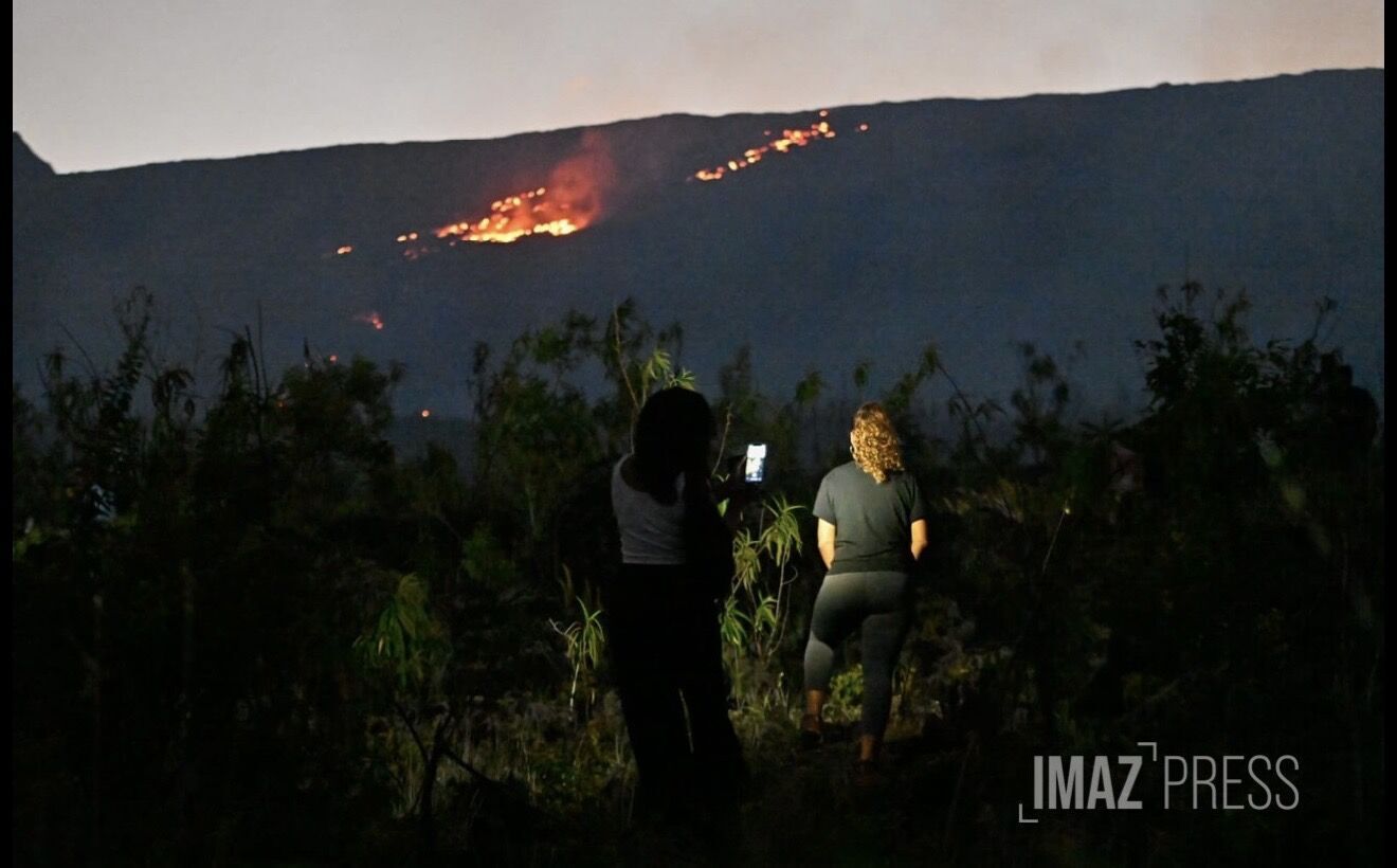 В Индийском океане месяц продолжается извержение вулкана: километровые потоки лавы полностью парализовали движение. Фото и видео