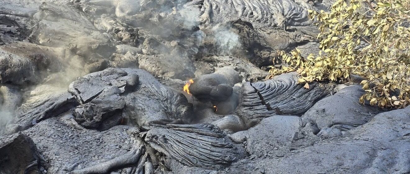 В Индийском океане месяц продолжается извержение вулкана: километровые потоки лавы полностью парализовали движение. Фото и видео