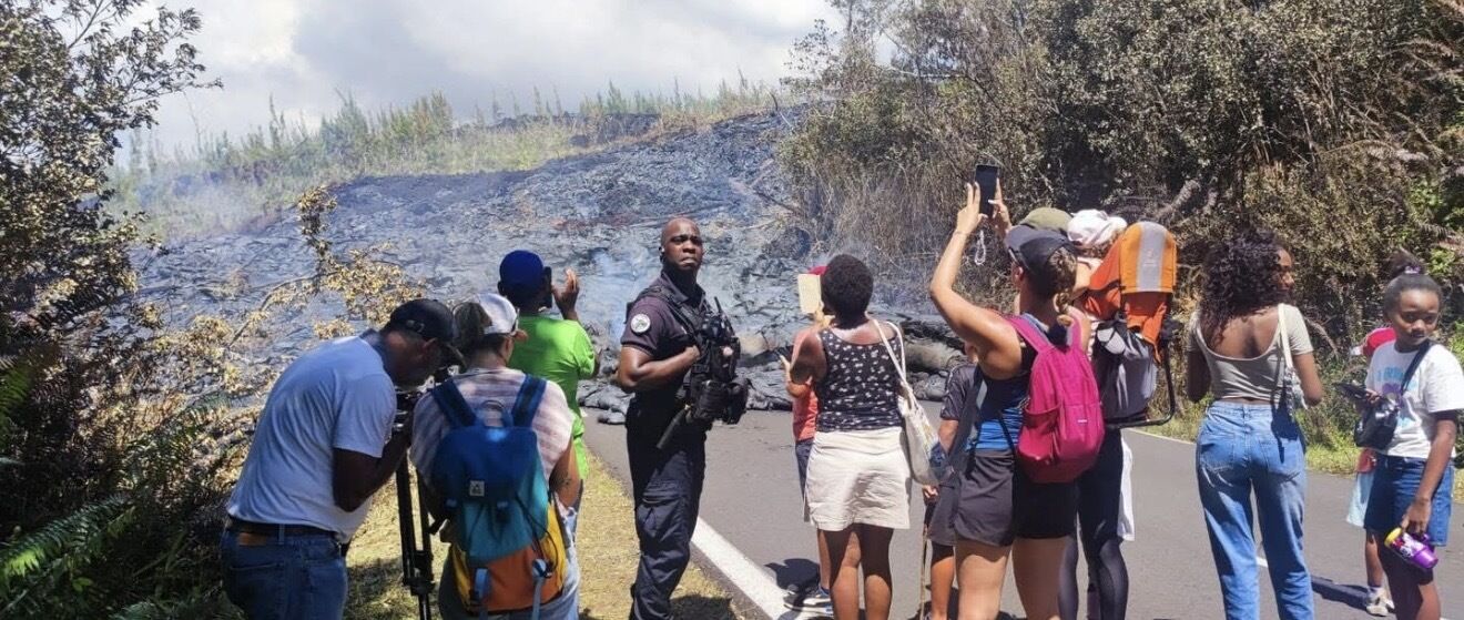 В Индийском океане месяц продолжается извержение вулкана: километровые потоки лавы полностью парализовали движение. Фото и видео