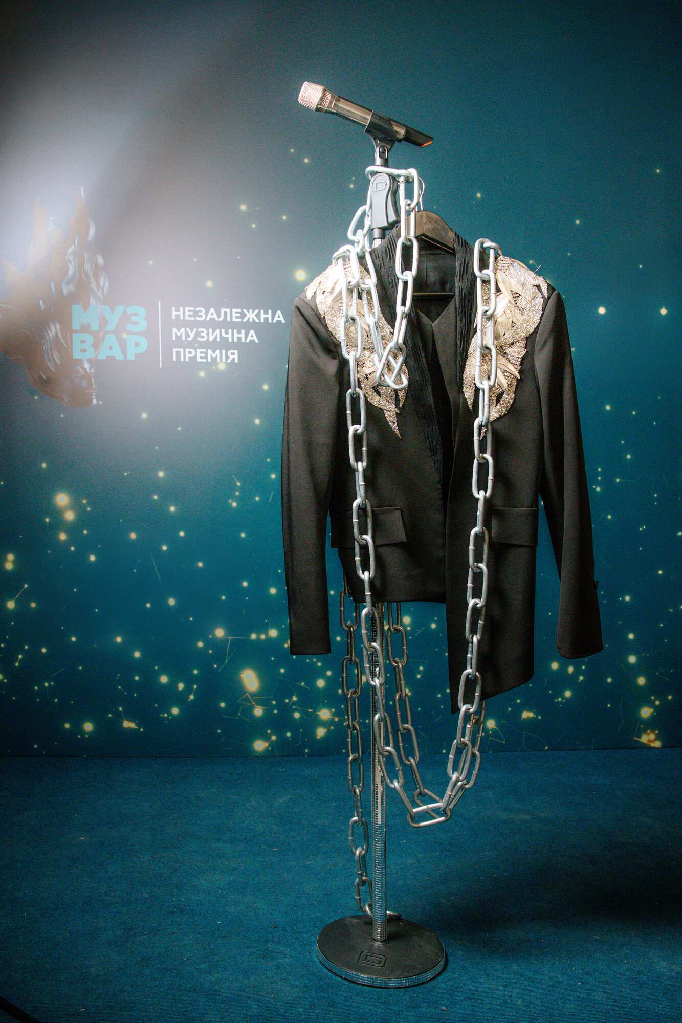 40 кілограмів свободи: перформанс MÉLOVIN на MUZVAR Awards став символом тягаря