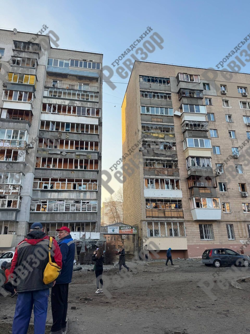 Выбитые окна, изуродованные авто: появились фото и видео последствий удара РФ по жилому массиву в Броварах