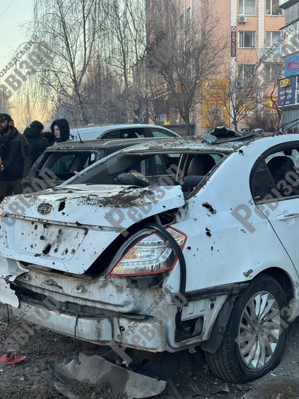 Выбитые окна, изуродованные авто: появились фото и видео последствий удара РФ по жилому массиву в Броварах